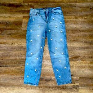 I’m selling my floral denim Hollister jeans! I’m good condition!